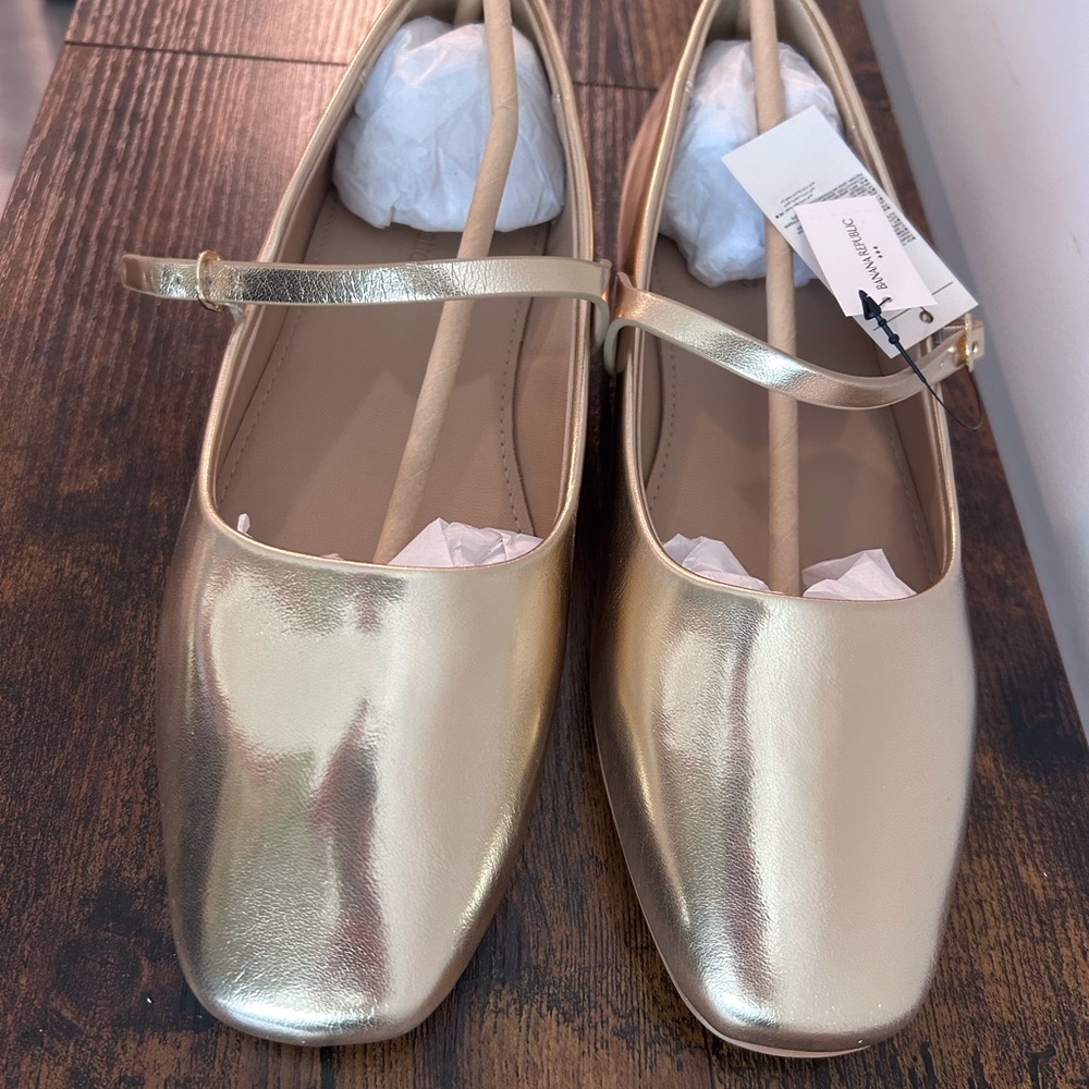 Banana Republic Woman’s Gold Mary Jane Flats with Straps - Shoes sz 8